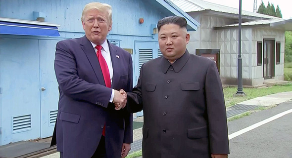 נשיא ארה"ב דונלד טראמפ עם שליט צפון קוריאה קים ג'ונג און באזור המפורז נשיא ארה"ב דונלד טראמפ עם שליט צפון קוריאה קים ג'ונג און באזור המפורז