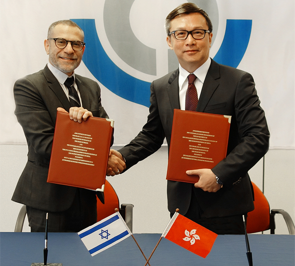 משמאל: מנהל רשות המסים ערן יעקב ונציב המכס והבלו מר הרמס וויי.אייץ'.טנג בעת חתימת ההסכם משמאל: מנהל רשות המסים ערן יעקב ונציב המכס והבלו מר הרמס וויי.אייץ'.טנג בעת חתימת ההסכם
