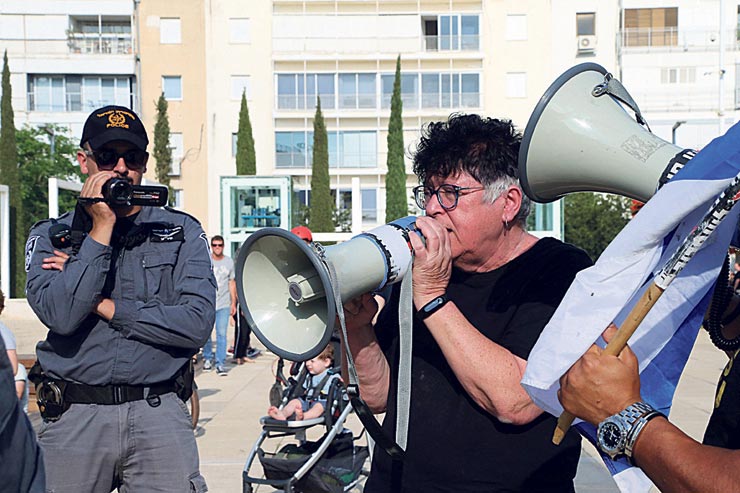 פז מפגינה בתל אביב. "מעטים מפגינים לצדה, ועדיין הממשלה אימצה את האג'נדה שלה" פז מפגינה בתל אביב. "מעטים מפגינים לצדה, ועדיין הממשלה אימצה את האג'נדה שלה"