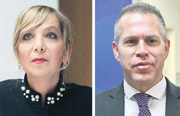 השר לביטחון הפנים גלעד ארדין ומנכ"לית משרד המשפטים אמי פלמור. כל צד משליך את האחריות לאחר - ושניהם צודקים השר לביטחון הפנים גלעד ארדין ומנכ"לית משרד המשפטים אמי פלמור. כל צד משליך את האחריות לאחר - ושניהם צודקים