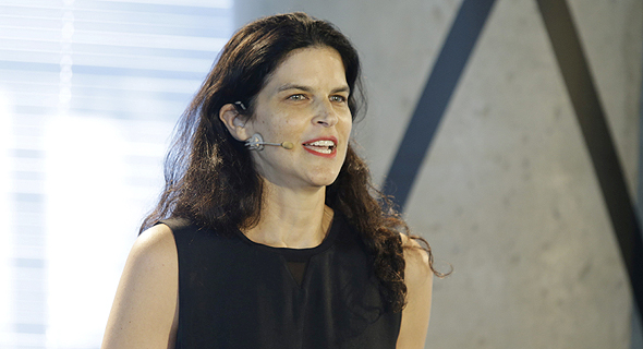 ליהי גרסטנר. הדגש הוא צמצום ליהי גרסטנר. הדגש הוא צמצום