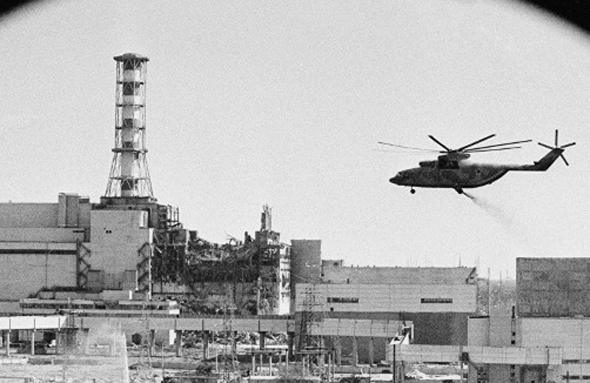 מסוק Mi26 בדרכו להריסות הכור מסוק Mi26 בדרכו להריסות הכור