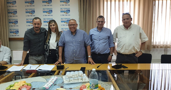 צביקה אברמוביץ, רן גוראון, ארנון בר-דוד, לימור ליברמן-לביא ויקי חלוצי בעת חתימת ההסכם צביקה אברמוביץ, רן גוראון, ארנון בר-דוד, לימור ליברמן-לביא ויקי חלוצי בעת חתימת ההסכם