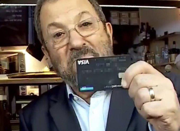אהוד ברק חשף בטעות את כרטיס האשראי אהוד ברק חשף בטעות את כרטיס האשראי