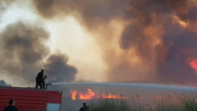 צוותי הכיבוי הצליחו לבלום את התפשטות השריפה בכניסה לירושלים לכיוון כביש 1
