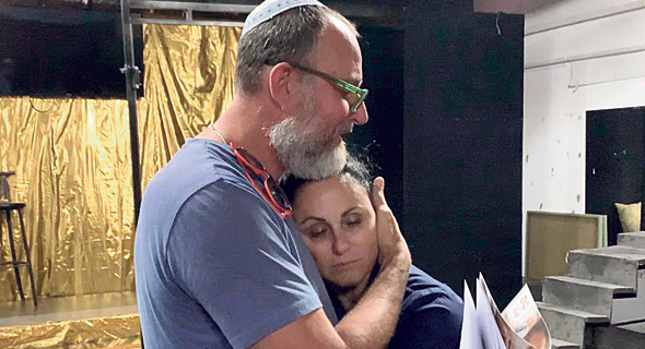 חנה אזולאי־הספרי וחיים זנאתי ב"דינה". מצלמים דוקו על הבמה חנה אזולאי־הספרי וחיים זנאתי ב"דינה". מצלמים דוקו על הבמה