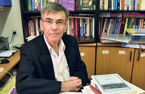 פרופ' בני מילר. "נתניהו הוא לא רק חלק אינטגרלי מהמשפחה של טראמפ, אורבן וארדואן, אלא גם מודל לחיקוי עבורם, כי הוא המוכשר והחכם שמביניהם" פרופ' בני מילר. "נתניהו הוא לא רק חלק אינטגרלי מהמשפחה של טראמפ, אורבן וארדואן, אלא גם מודל לחיקוי עבורם, כי הוא המוכשר והחכם שמביניהם"