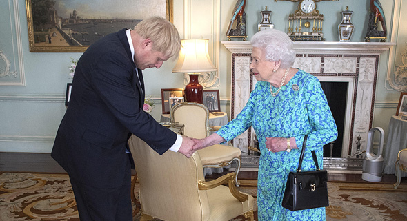 בוריס ג'ונסון ראש ממשלת בריטניה עם המלכה אליזבת