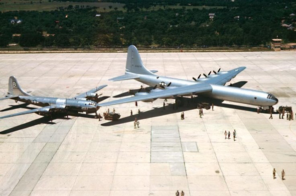 ה-B36 העצום ולצידו B29, שניהם איטיים מכדי להפחיד את הסובייטים ה-B36 העצום ולצידו B29, שניהם איטיים מכדי להפחיד את הסובייטים