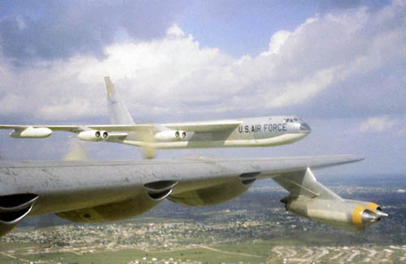 מטוס B52 מחלונו של B36 מטוס B52 מחלונו של B36