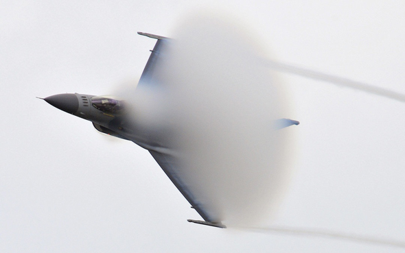 בדרך לבום. מטוס F16 בתרגיל של חיל האוויר האמריקאי בדרך לבום. מטוס F16 בתרגיל של חיל האוויר האמריקאי