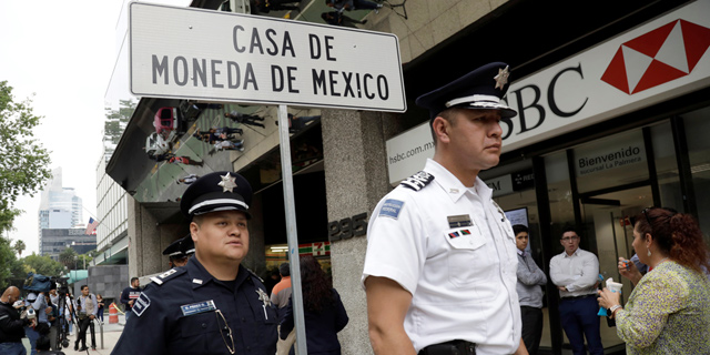 חוקרי משטרת מקסיקו סיטי בכניסה למטבעה שנשדדה, צילום: רויטרס