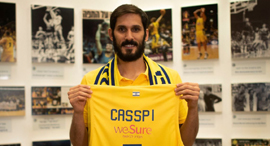 עומרי כספי לובש מכבי, צילום: מכבי תל אביב