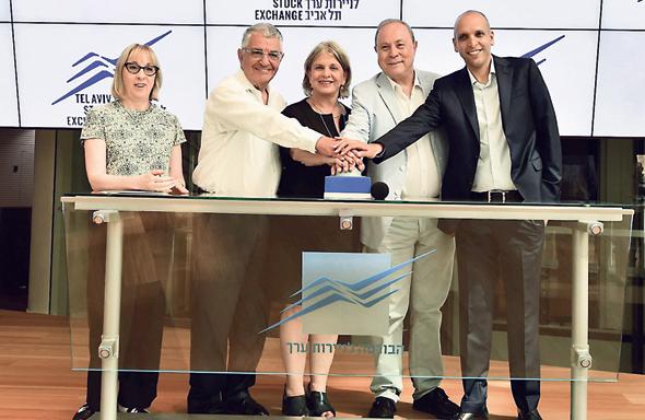 צבי מרום (שני מימין) פותח את המסחר בתל אביב ב־15 ביולי צבי מרום (שני מימין) פותח את המסחר בתל אביב ב־15 ביולי
