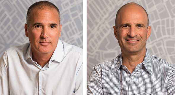 יוסי חסון (מימין) וגיא לקסמן. כללי המשחק הייחודים לרמת אביב מחייבים מחשבה מחוץ לקופסה יוסי חסון (מימין) וגיא לקסמן. כללי המשחק הייחודים לרמת אביב מחייבים מחשבה מחוץ לקופסה