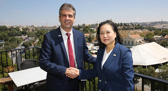 שר הכלכלה אלי כהן ושרת המסחר הדרום קוריאנית יו מיונג הי שר הכלכלה אלי כהן ושרת המסחר הדרום קוריאנית יו מיונג הי
