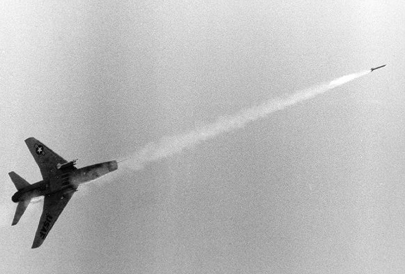 F100 משגר טיל אוויר אוויר F100 משגר טיל אוויר אוויר