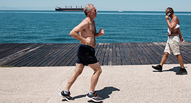 ריצה בים, צילום: איי אף פי