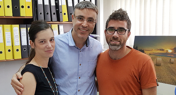 מייסדי Feelit. מימין: ד"ר גדי קונוולינה, פרופ' חוסאם חאיק וד"ר מיטל שגב-בר מייסדי Feelit. מימין: ד"ר גדי קונוולינה, פרופ' חוסאם חאיק וד"ר מיטל שגב-בר