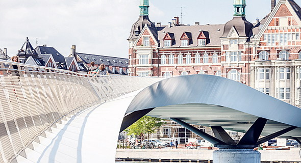 גשר Lille קופנהגן. לטובת הרוכבים גשר Lille קופנהגן. לטובת הרוכבים