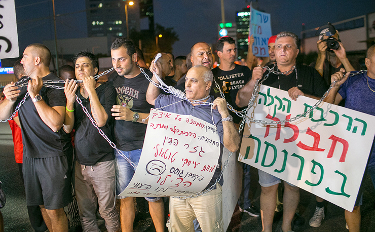 הפגנה של בעלי עסקים בתוואי הרכבת. "מתחייב לתת להם פיצוי" הפגנה של בעלי עסקים בתוואי הרכבת. "מתחייב לתת להם פיצוי"