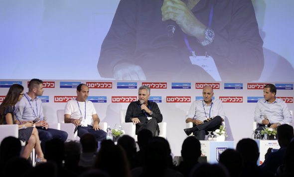 פאנל "אמזון בדרך". מימין: דודו וקנין, יאיר עשהאל, רמי שביט, רמי לוי וחי גאליס ונטע לי בינשטוק פאנל "אמזון בדרך". מימין: דודו וקנין, יאיר עשהאל, רמי שביט, רמי לוי וחי גאליס ונטע לי בינשטוק