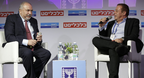צבי זרחיה משוחח עם אביגדור ליברמן צבי זרחיה משוחח עם אביגדור ליברמן