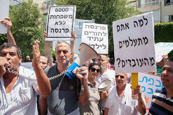 הפגנת עובדי מגה בעת אסיפת הנושים לפני ארבע שנים. ועד חזק הפגנת עובדי מגה בעת אסיפת הנושים לפני ארבע שנים. ועד חזק