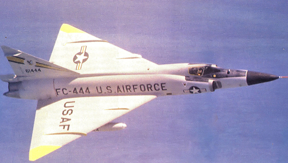 מטוס F102, בצביעה טיפוסית לאמצע שנות החמישים מטוס F102, בצביעה טיפוסית לאמצע שנות החמישים