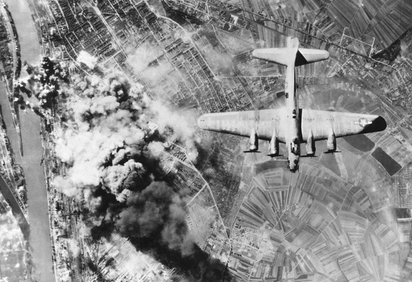 מטוס B17 שפגע במטרתו מטוס B17 שפגע במטרתו