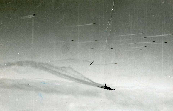 B-17 תחת אש מטוסי קרב B-17 תחת אש מטוסי קרב