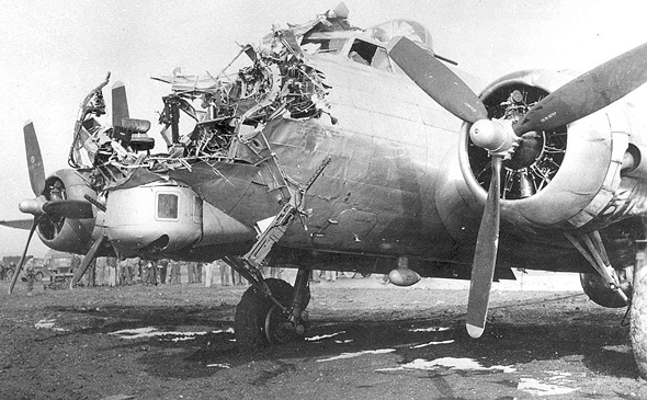 מפציץ B17 שהצליח לנחות על אף שאיבד את חרטומו, בפגיעת פגז שהרגה שלושה אנשי צוות מפציץ B17 שהצליח לנחות על אף שאיבד את חרטומו, בפגיעת פגז שהרגה שלושה אנשי צוות