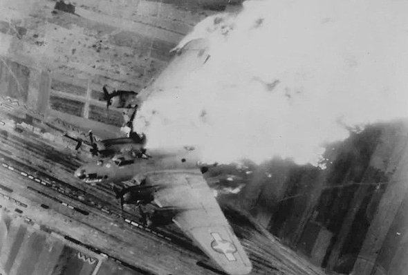 מטוס B17 שכנפו נדלקה, לאחר פגיעת פגז נ"מ מטוס B17 שכנפו נדלקה, לאחר פגיעת פגז נ"מ