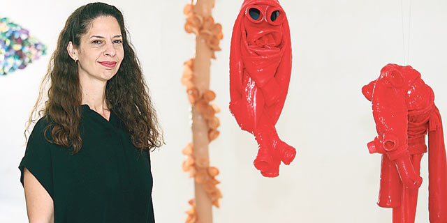 גוני חרל"פ מפסלת בגומי יצורים שיכולים להיות גם זכרים וגם נקבות