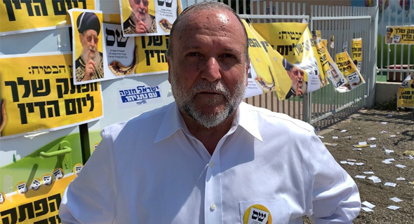 סגן שר האוצר יצחק כהן ליד קלפי בשדרות סגן שר האוצר יצחק כהן ליד קלפי בשדרות
