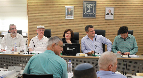 ראש העיר רמת גן , כרמל שאמה הכהן (שני מימין). "במקום ערעור לעליון, חשיבה מחודשת" ראש העיר רמת גן , כרמל שאמה הכהן (שני מימין). "במקום ערעור לעליון, חשיבה מחודשת"
