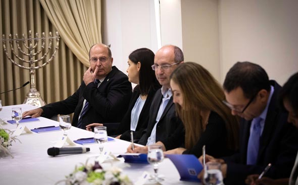 נציגי כחול לבן במפגש עם הנשיא ראובן ריבלין נציגי כחול לבן במפגש עם הנשיא ראובן ריבלין