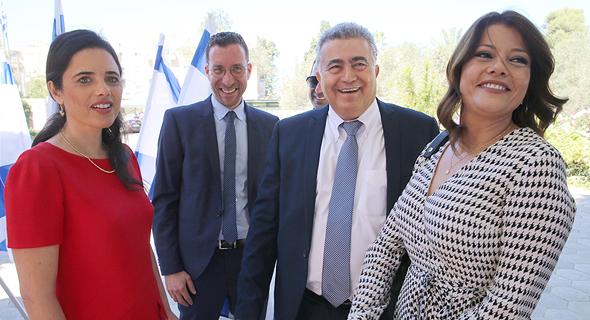אורלי לוי אבקסיס, עמיר פרץ, איציק שמולי ואיילת שקד אצל הנשיא אורלי לוי אבקסיס, עמיר פרץ, איציק שמולי ואיילת שקד אצל הנשיא