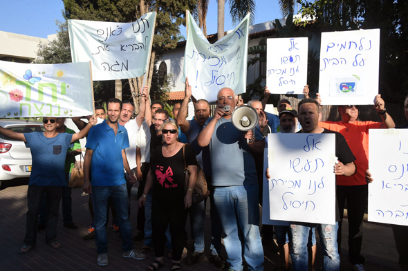 עובדי מגה מפגינים מול ביתו של דודי ויסמן באבן יהודה עובדי מגה מפגינים מול ביתו של דודי ויסמן באבן יהודה