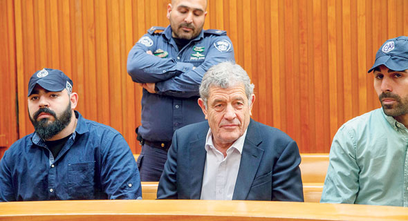 מיקי גנור (במרכז) בבית המשפט. טענה לאפליה בינו לבין יתר החשודים בתיק 3000 מיקי גנור (במרכז) בבית המשפט. טענה לאפליה בינו לבין יתר החשודים בתיק 3000