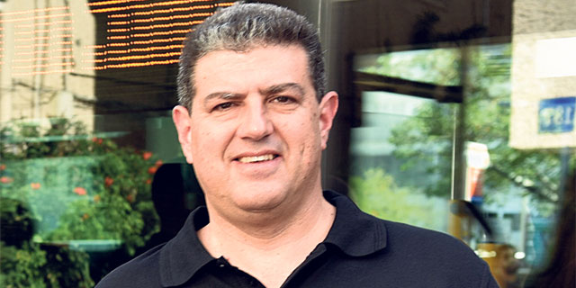 לאחר הקריסה במניה ובעקבות לחץ מהדירקטוריון - התפטר מנכ"ל אקסיליון