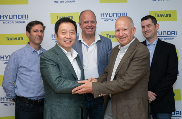 Hyundai and Taavura execs at the signing of the agreement. Photo: Yossi Aloni