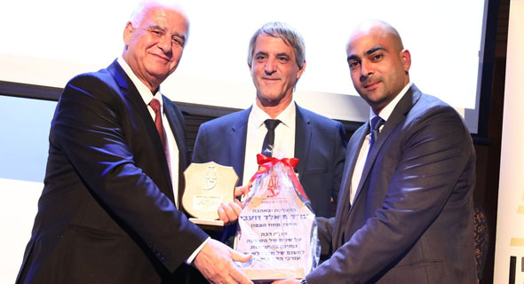 מימין: יו"ר מחוז הצפון החדש מוחמד נעמנה, יו"ר הלשכה חימי ויו"ר מחוז צפון היוצא חאלד חוסני זועבי, באירוע חגיגי לרגל פרישתו של חוסני זועבי מראשות המחוז. מעמוד הפייסבוק של מחוז צפון מימין: יו"ר מחוז הצפון החדש מוחמד נעמנה, יו"ר הלשכה חימי ויו"ר מחוז צפון היוצא חאלד חוסני זועבי, באירוע חגיגי לרגל פרישתו של חוסני זועבי מראשות המחוז. מעמוד הפייסבוק של מחוז צפון