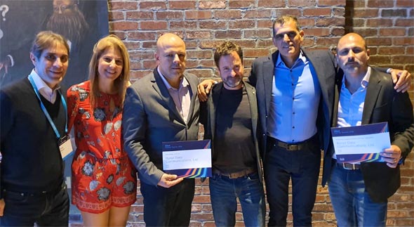 מימין: חן אזולאי סמנכ"ל בכיר מכירות ופרויקטים, אלון בנצור מנכ"ל בינת, אורן שגיא מנכ"ל סיסקו ישראל, אמיר פורקוש סמנכ"ל הנדסה בינת, שרית רצר סמנכ"לית שותפים סיסקו ואריק מויאל דיקרטור שותפים דרום אירופה סיסקו מימין: חן אזולאי סמנכ"ל בכיר מכירות ופרויקטים, אלון בנצור מנכ"ל בינת, אורן שגיא מנכ"ל סיסקו ישראל, אמיר פורקוש סמנכ"ל הנדסה בינת, שרית רצר סמנכ"לית שותפים סיסקו ואריק מויאל דיקרטור שותפים דרום אירופה סיסקו