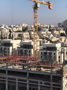 עובדי בנייה במודיעין בעת האזעקות עובדי בנייה במודיעין בעת האזעקות