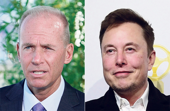 מימין אלון מאסק מנכ"ל טסלה ו דניס מילנברג מנכ"ל בואינג, צילומים: אי פי איי, בלומברג