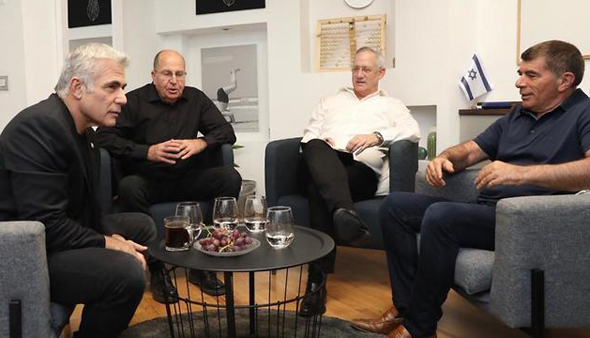 ראשי כחול לבן נפגשים במקביל לנאום ראש הממשלה ראשי כחול לבן נפגשים במקביל לנאום ראש הממשלה