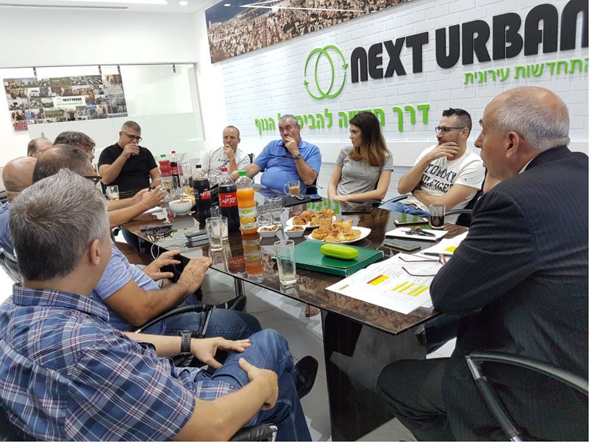 יוסי כהן (בקצה השולחן, משמאל) במפגש עם בעלי הדירות. "נציגות הדיירים מעורבת באופן שוטף בפרויקט" יוסי כהן (בקצה השולחן, משמאל) במפגש עם בעלי הדירות. "נציגות הדיירים מעורבת באופן שוטף בפרויקט"
