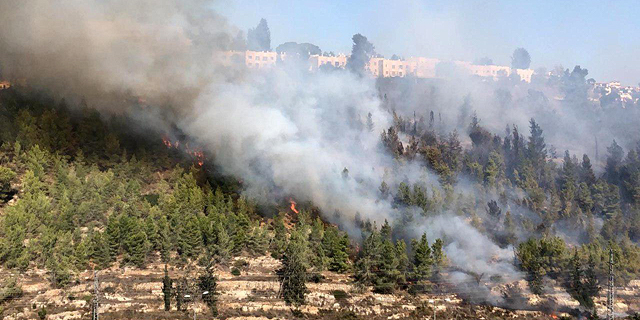 שריפה משתוללת במבשרת ציון; תושבים מפונים
