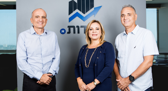מייסדי קרן יסודות: יעקב סיסו (מימין), אסתי פרידמן ודוד ברוך. נגישות מיידית ורציפה לראשי הפירמידה מייסדי קרן יסודות: יעקב סיסו (מימין), אסתי פרידמן ודוד ברוך. נגישות מיידית ורציפה לראשי הפירמידה